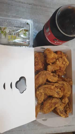[치킨마루]-  빠사칸윙봉현미 + 콜라 500ml — 5점을 준 리뷰어가 2019년 7월 올린 사용 사진