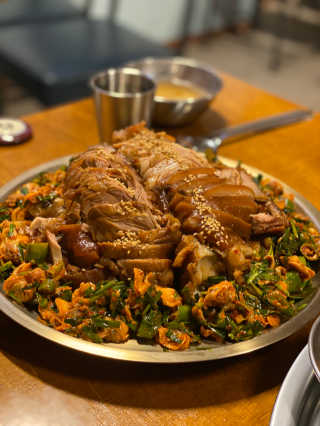[동네맛집족발] 4개 족발 중 택1 — 4점을 준 리뷰어가 2020년 4월 올린 사용 사진