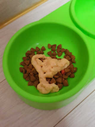 [펫토리아]짜먹는 한입뚝딱 강아지.고양이 마약간식 — 5점을 준 리뷰어가 2019년 8월 올린 사용 사진