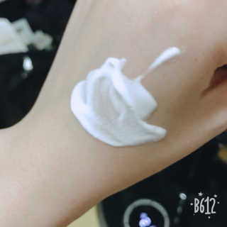 스키니락 스킨에이지 화이트엔젤  밀키드롭 미백크림 70g — 4점을 준 리뷰어가 2018년 4월 올린 사용 사진