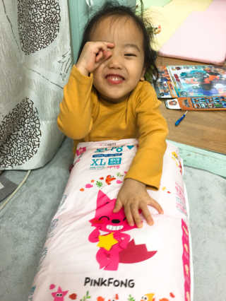 LG생활건강 토디앙 핑크퐁 팬티형 기저귀 — 5점을 준 리뷰어가 2017년 4월 올린 사용 사진