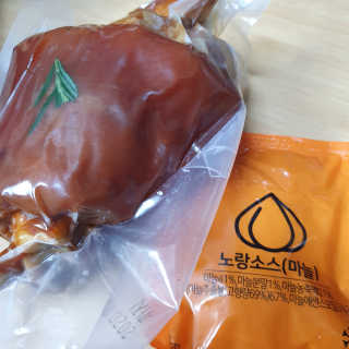 행복먹거리공작소 맥족. 맥주에 빠진 족발 550g + 마늘소스 70g — 4.5점을 준 리뷰어가 2020년 2월 올린 사용 사진