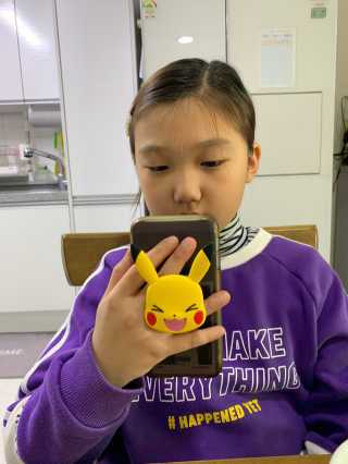 하이키키 포켓몬스터 피카츄 페이스 팝톡 휴대폰 거치대 — 5점을 준 리뷰어가 2020년 1월 올린 사용 사진