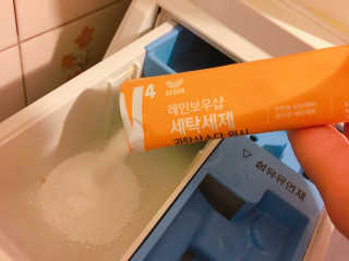 레인보우샵 올인원세탁세제,베이킹소다 스틱포6개입+세탁조클리너 — 5점을 준 리뷰어가 2018년 4월 올린 사용 사진