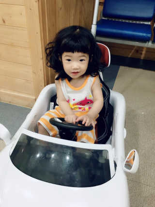 [베이비앤아이] 핑크퐁 아기상어 유아 민소매 상하복 — 5점을 준 리뷰어가 2019년 6월 올린 사용 사진