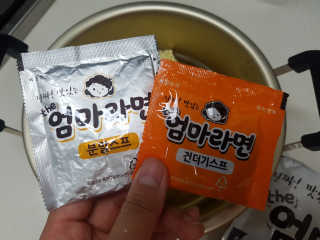 라면 그대로가 제일 맛있는 더엄마라면 — 5점을 준 리뷰어가 2019년 7월 올린 사용 사진