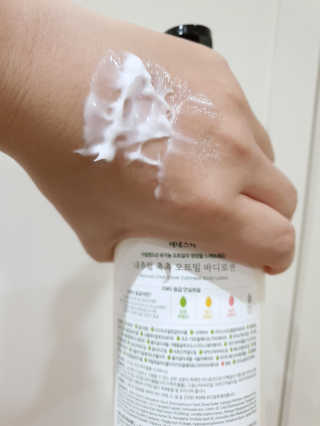 (주)에네스티 내추럴 촉촉  오트밀 바디로션 500ml — 4.5점을 준 리뷰어가 2019년 9월 올린 사용 사진