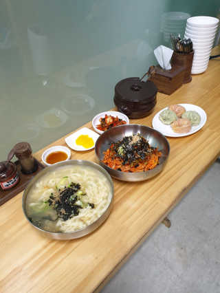 칼국수에끌림 [칼국수에 끌림] 손칼국수+비빔칼국수+왕만두4개 — 4.67점을 준 리뷰어가 2018년 11월 올린 사용 사진