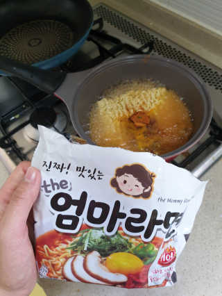 라면 그대로가 제일 맛있는 더엄마라면 — 5점을 준 리뷰어가 2019년 7월 올린 사용 사진