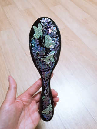 Antique Alive  두피마사지 원목 나전칠기 헤어브러쉬 — 5점을 준 리뷰어가 2018년 7월 올린 사용 사진