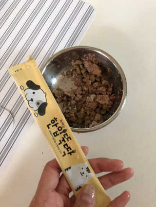 [펫토리아]짜먹는 한입뚝딱 강아지.고양이 마약간식 — 5점을 준 리뷰어가 2019년 8월 올린 사용 사진