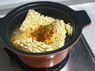 라면 그대로가 제일 맛있는 더엄마라면 — 3.5점을 준 리뷰어가 2019년 7월 올린 사용 사진