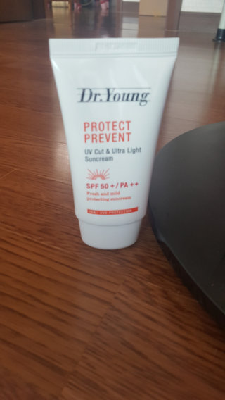 닥터영 유브이 컷 앤 울트라 라이트 썬크림 SPF50+ PA++ 50ml — 2점을 준 리뷰어가 2016년 7월 올린 사용 사진