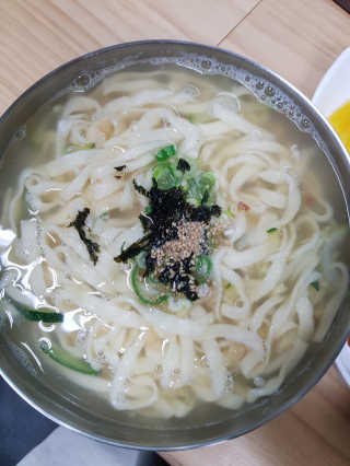 칼국수에끌림 [칼국수에 끌림] 손칼국수+비빔칼국수+왕만두4개 — 4.5점을 준 리뷰어가 2018년 10월 올린 사용 사진
