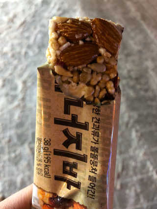 견과가 똘똘 뭉쳐들어간 넛츠몬 에너지바 1BOX 6개입 — 5점을 준 리뷰어가 2018년 1월 올린 사용 사진