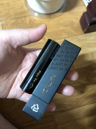 나틴다 아트인블랙 립스틱 — 5점을 준 리뷰어가 2019년 3월 올린 사용 사진