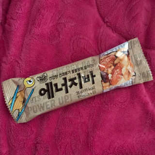 견과가 똘똘 뭉쳐들어간 넛츠몬 에너지바 1BOX 6개입 — 4.17점을 준 리뷰어가 2018년 1월 올린 사용 사진