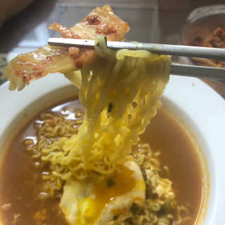 라면 그대로가 제일 맛있는 더엄마라면 — 5점을 준 리뷰어가 2019년 7월 올린 사용 사진