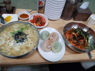 칼국수에끌림 [칼국수에 끌림] 손칼국수+비빔칼국수+왕만두4개 — 5점을 준 리뷰어가 2018년 10월 올린 사용 사진