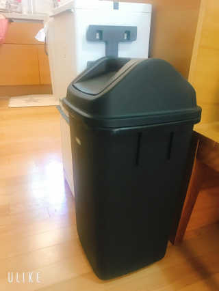 창신리빙 프랑코 퍼블릭 스윙 휴지통 10L, 25L, 35L — 5점을 준 리뷰어가 2019년 9월 올린 사용 사진