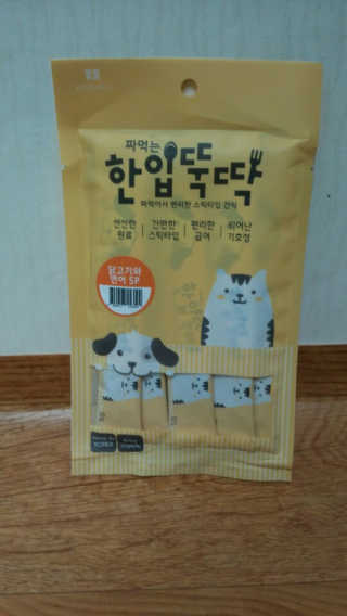 [펫토리아]짜먹는 한입뚝딱 강아지.고양이 마약간식 — 5점을 준 리뷰어가 2019년 8월 올린 사용 사진