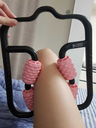 뭅뭅 바디핏레그롤러 종아리 허벅지 하체 마사지기 — 4.5점을 준 리뷰어가 2019년 11월 올린 사용 사진