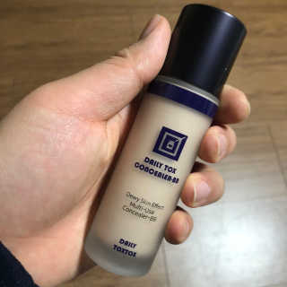 데일리톡스톡스 데일리톡스 듀이 스킨 이펙트 멀티 유즈 컨실러 비비 — 4.67점을 준 리뷰어가 2018년 3월 올린 사용 사진
