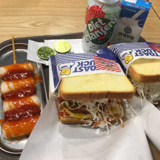 [토스트럭 강남역태극당점] 토스트2+소떡소떡+음료2 — 5점을 준 리뷰어가 2019년 10월 올린 사용 사진