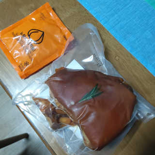 행복먹거리공작소 맥족. 맥주에 빠진 족발 550g + 마늘소스 70g — 4점을 준 리뷰어가 2020년 1월 올린 사용 사진