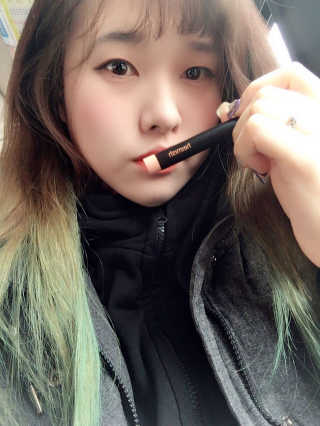 헤이미쉬 데일리즘 코랄릭 스틱 아이 섀도우 — 5점을 준 리뷰어가 2018년 3월 올린 사용 사진