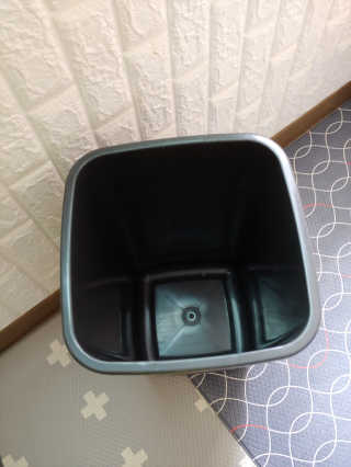창신리빙 프랑코 퍼블릭 스윙 휴지통 10L, 25L, 35L — 3점을 준 리뷰어가 2019년 9월 올린 사용 사진