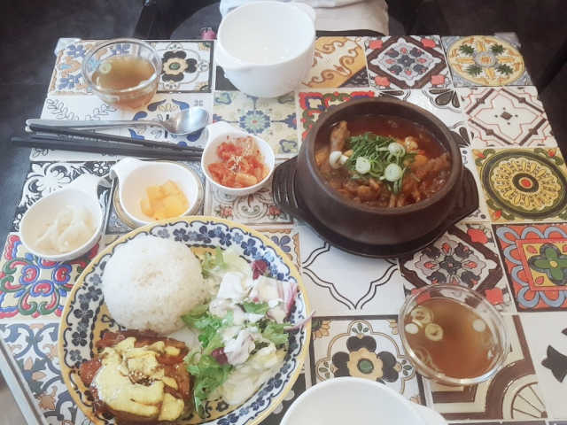 낭만 연구소 매운맛 닭발과 다양한 메뉴 리뷰 사진