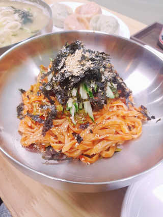 칼국수에끌림 [칼국수에 끌림] 손칼국수+비빔칼국수+왕만두4개 — 5점을 준 리뷰어가 2018년 9월 올린 사용 사진