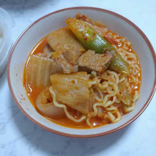 땡땡쿡 더실비김치찌개 2인분 710g 라면사리 포함 — 3점을 준 리뷰어가 2020년 1월 올린 사용 사진