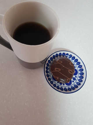 한국야쿠르트 콜드브루, 핫브루 BTS 일러스트 — 5점을 준 리뷰어가 2018년 11월 올린 사용 사진