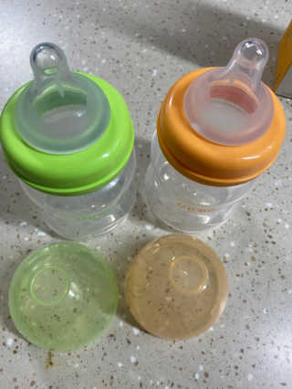 유비맘 신생아젖병 120ml 트리플팩_ 젖꼭지 포함 — 4점을 준 리뷰어가 2020년 2월 올린 사용 사진