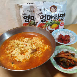 라면 그대로가 제일 맛있는 더엄마라면 — 5점을 준 리뷰어가 2019년 7월 올린 사용 사진