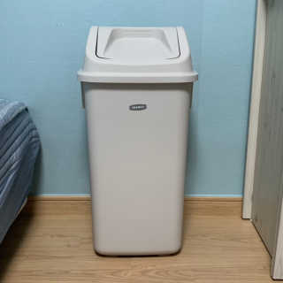 창신리빙 프랑코 퍼블릭 스윙 휴지통 10L, 25L, 35L — 4점을 준 리뷰어가 2019년 9월 올린 사용 사진
