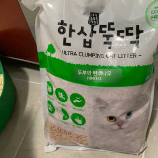 [펫토리아] BEST 고양이두부모래 6L 한삽뚝딱 — 2.5점을 준 리뷰어가 2019년 2월 올린 사용 사진