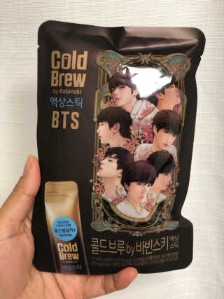 한국야쿠르트 콜드브루, 핫브루 액상스틱 BTS 일러스트 — 4.83점을 준 리뷰어가 2018년 11월 올린 사용 사진