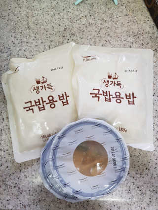 [풀무원] 사골곰탕국밥 황태해장국밥 — 4점을 준 리뷰어가 2018년 6월 올린 사용 사진