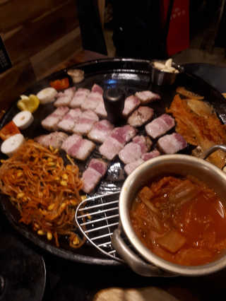 [화덕고깃간 마곡발산점] 화덕삼겹살2인분 — 5점을 준 리뷰어가 2018년 12월 올린 사용 사진
