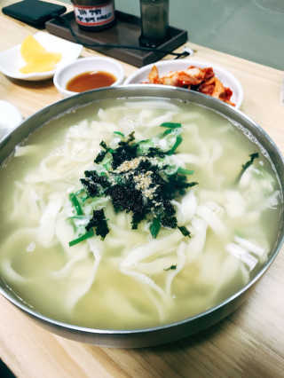 칼국수에끌림 [칼국수에 끌림] 손칼국수+비빔칼국수+왕만두4개 — 4.67점을 준 리뷰어가 2018년 10월 올린 사용 사진