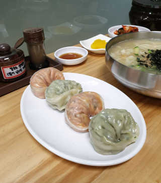 칼국수에끌림 [칼국수에 끌림] 손칼국수+비빔칼국수+왕만두4개 — 4.67점을 준 리뷰어가 2018년 11월 올린 사용 사진
