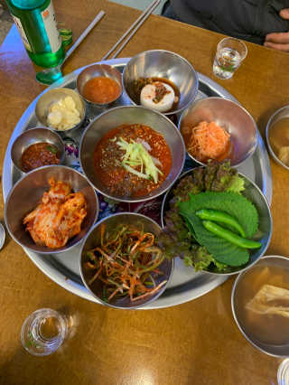 [동네맛집족발] 4개 족발 중 택1 — 5점을 준 리뷰어가 2020년 3월 올린 사용 사진