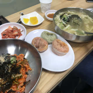 칼국수에끌림 [칼국수에 끌림] 손칼국수+비빔칼국수+왕만두4개 — 5점을 준 리뷰어가 2018년 9월 올린 사용 사진