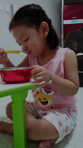 [베이비앤아이] 핑크퐁 아기상어 유아 민소매 상하복 — 5점을 준 리뷰어가 2019년 6월 올린 사용 사진