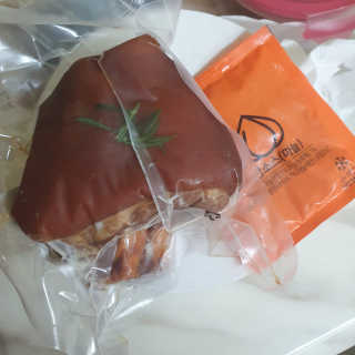행복먹거리공작소 맥족. 맥주에 빠진 족발 550g + 마늘소스 70g — 5점을 준 리뷰어가 2020년 2월 올린 사용 사진