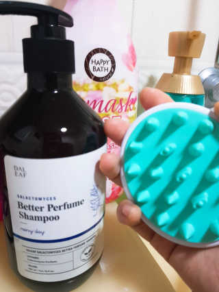 달리프 베러 퍼퓸 샴푸 1000ml 레이니데이 or 일랑로즈 — 5점을 준 리뷰어가 2020년 2월 올린 사용 사진