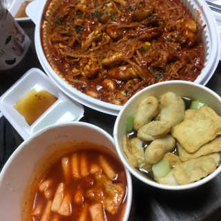 청담동말자싸롱 말자네떡볶이4EA말자네빠삭빠삭감튀5EA — 5점을 준 리뷰어가 2019년 1월 올린 사용 사진